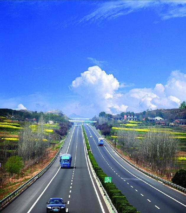 中美高速大不同：一个亏钱一个赚高速公路，这可是关系到咱们