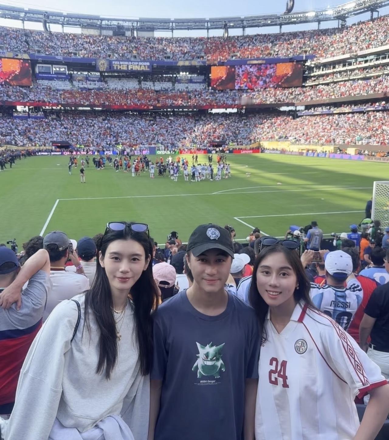 7月20日晚，何超欣晒与哥嫂合影，三人在世界杯决赛现场的画面。何超欣与哥哥何
