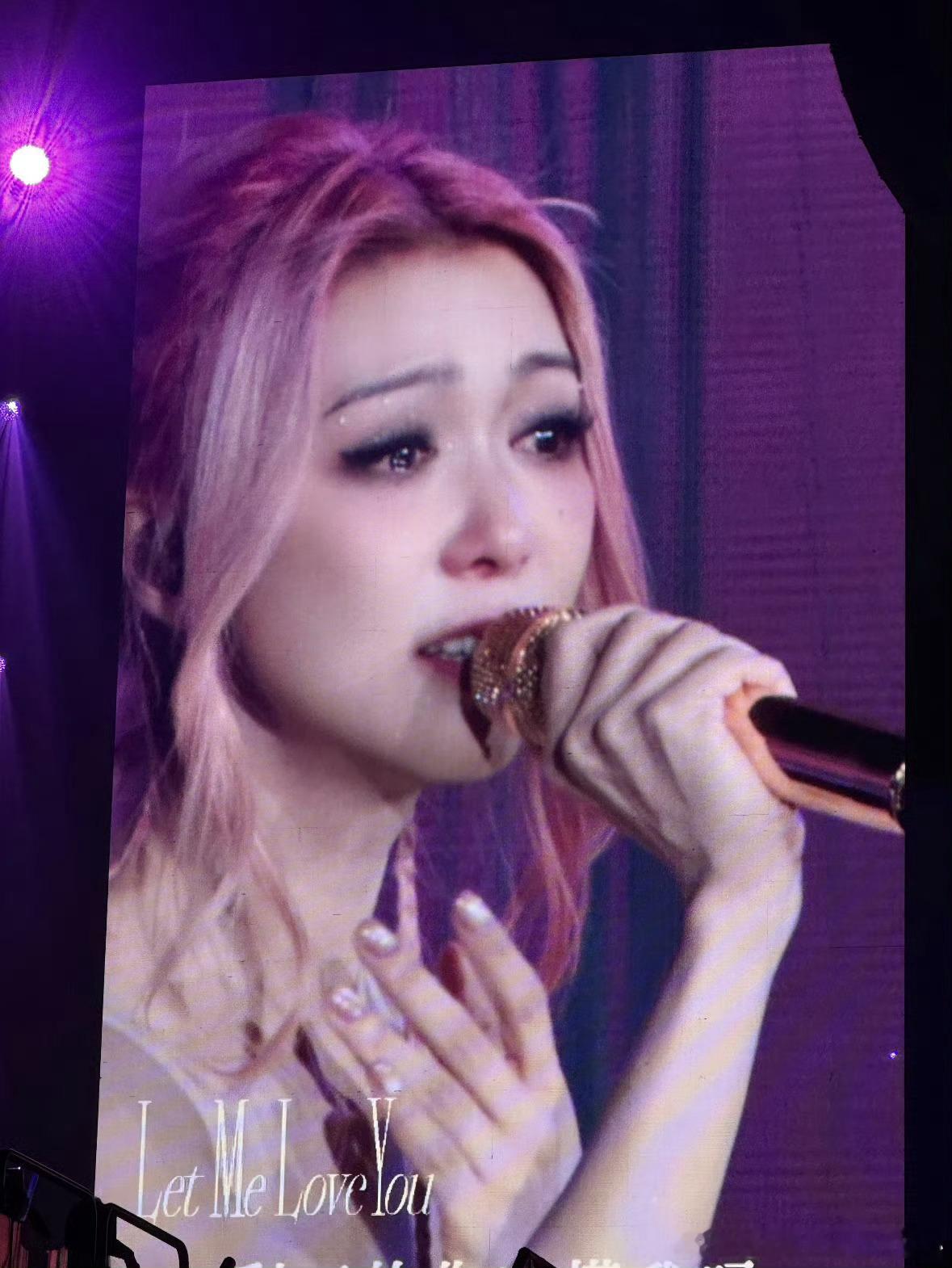 薛凯琪落泪梨花带雨的具像化薛凯琪演唱会落泪好绝！含泪仍保完美演唱，泪珠与歌声交织