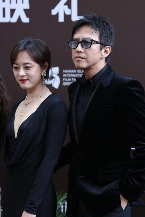 邓超因瘦身成功被网友夸赞“瘦成男大学生”，在综艺中幽默回应：刚喜提“男大”称号，