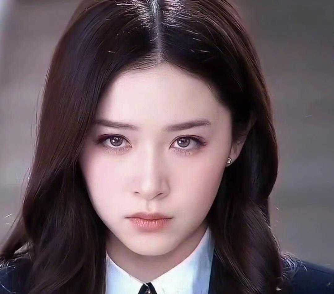 阚清子的眼睛真的美的无代餐，琥珀色瞳孔清透发亮，睫毛很长下坠到眼尾增加破碎感