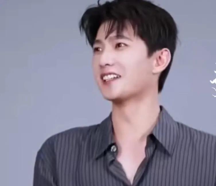 杨洋回应“消失两年”：宋焰风波后的沉淀家人们，杨洋又上热搜啦！8月12日采访里