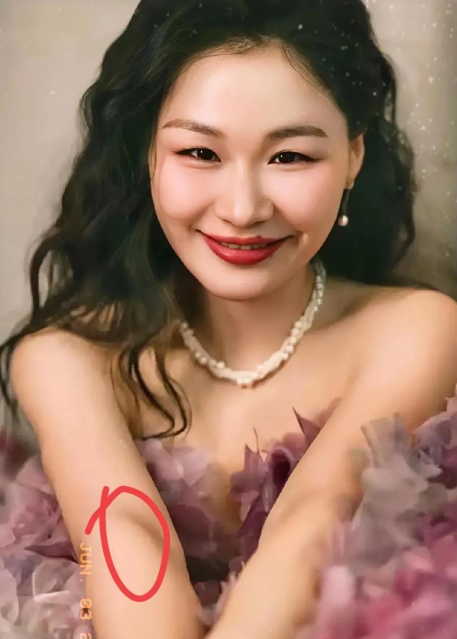 金靖自曝原生家庭过往，让人忍不住揪心。她的父母习惯打压，即便她努力跳绳减肥，