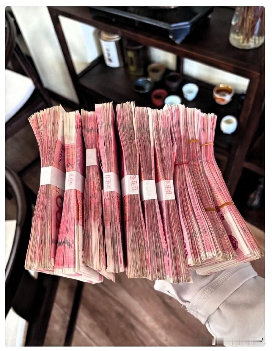 发现没？一个打工人，只要你有超过10万存款，并且不需要还车贷房贷，你的日子不