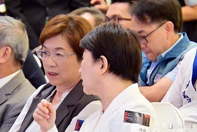 王惠美、卢秀燕同框了，提前离开让张丽善等人错愕。就在9月15日，台中以及彰化、南