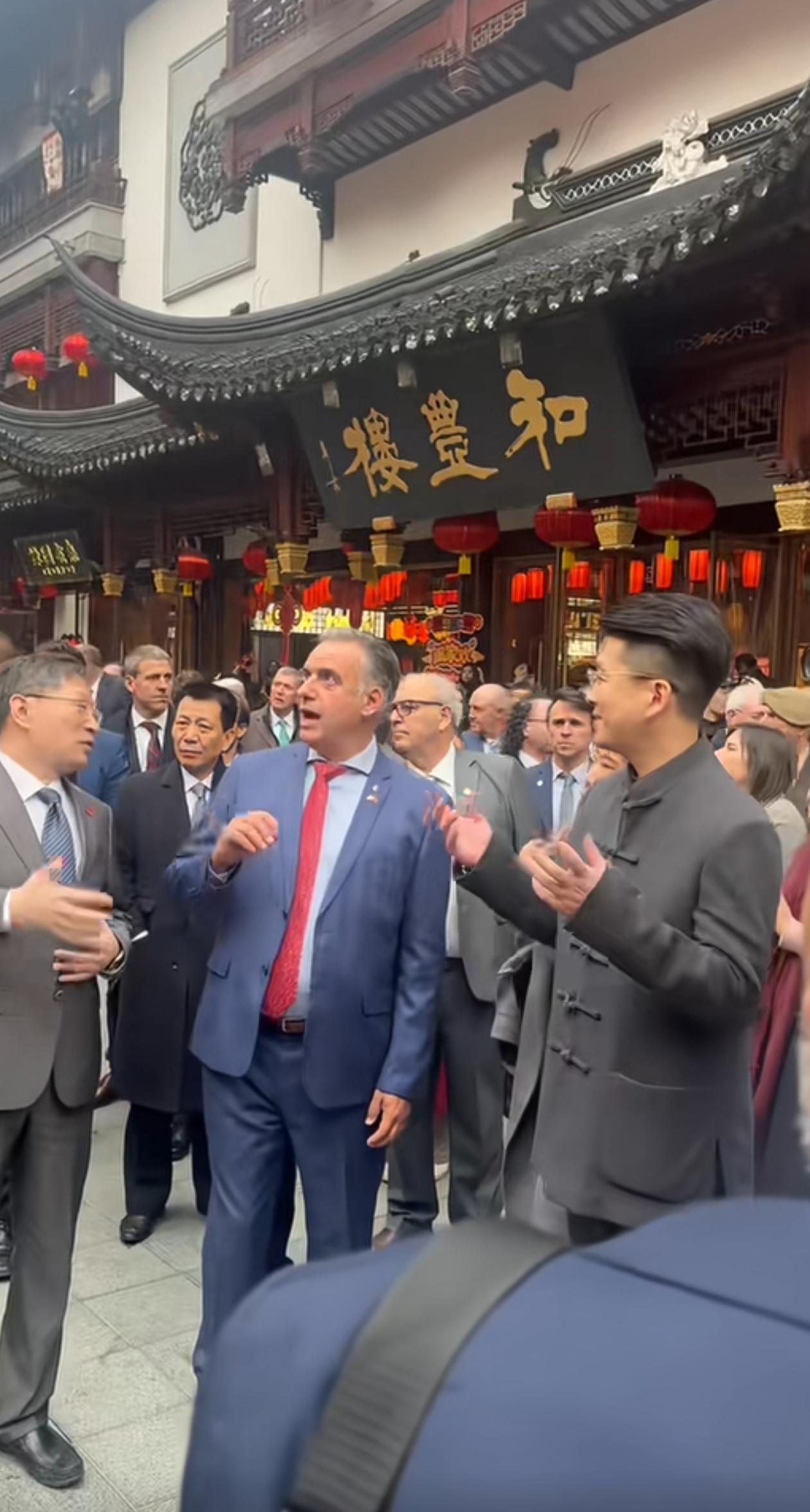 乌拉圭总统奥尔西在上海“玩嗨了”，被这大国盛世美景深深吸引，震惊又陶醉，总是忍不