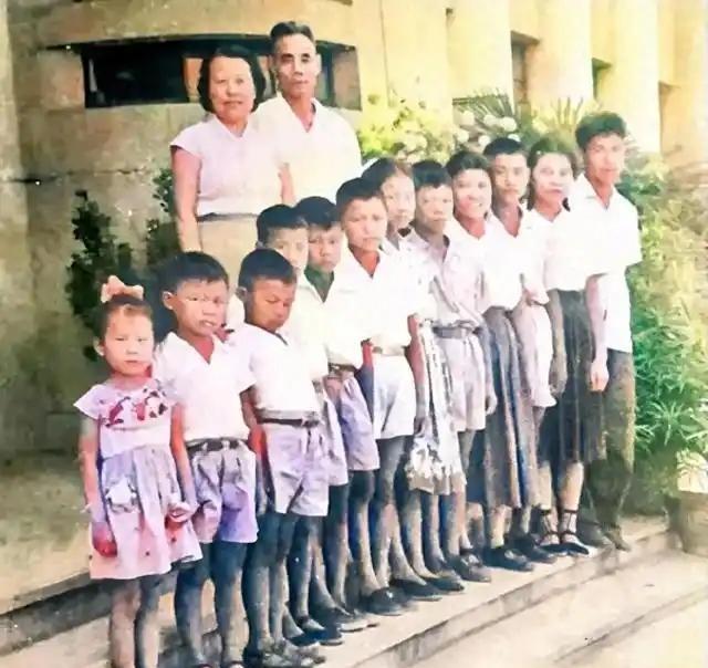 1961年，开国中将吴信泉与夫人于北京拍摄罕见全家福，12个子女身着整洁服饰