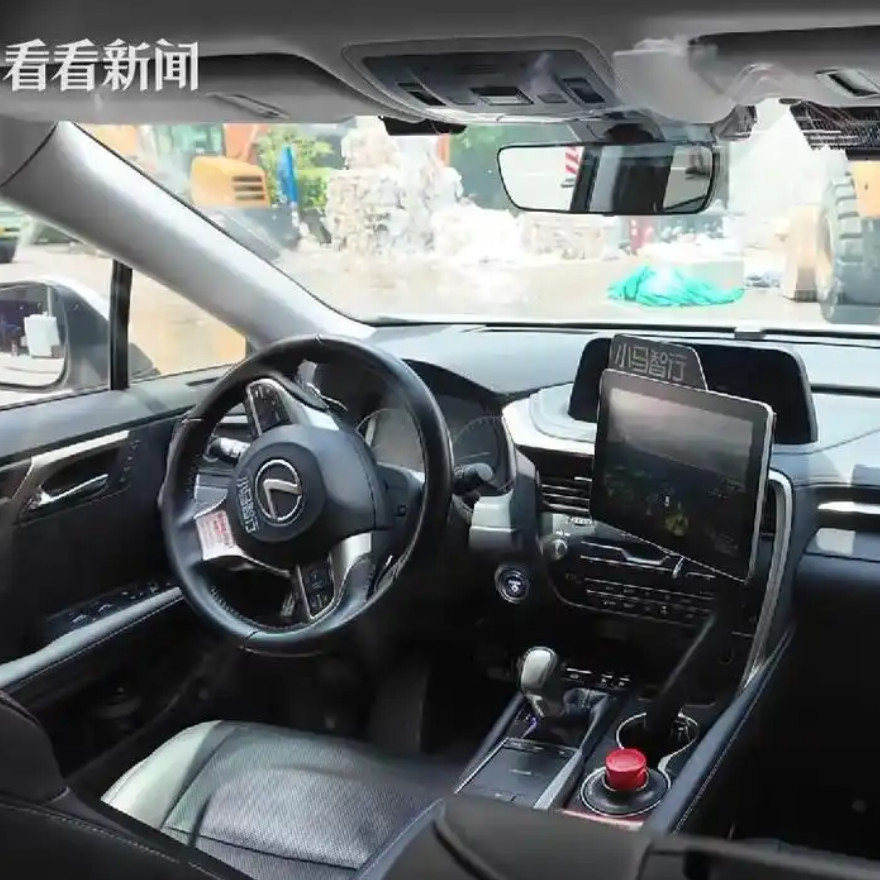 我问开出租车的表哥：“无人出租车真要来了，你怕不怕啊？”表哥点了根烟，沉默了