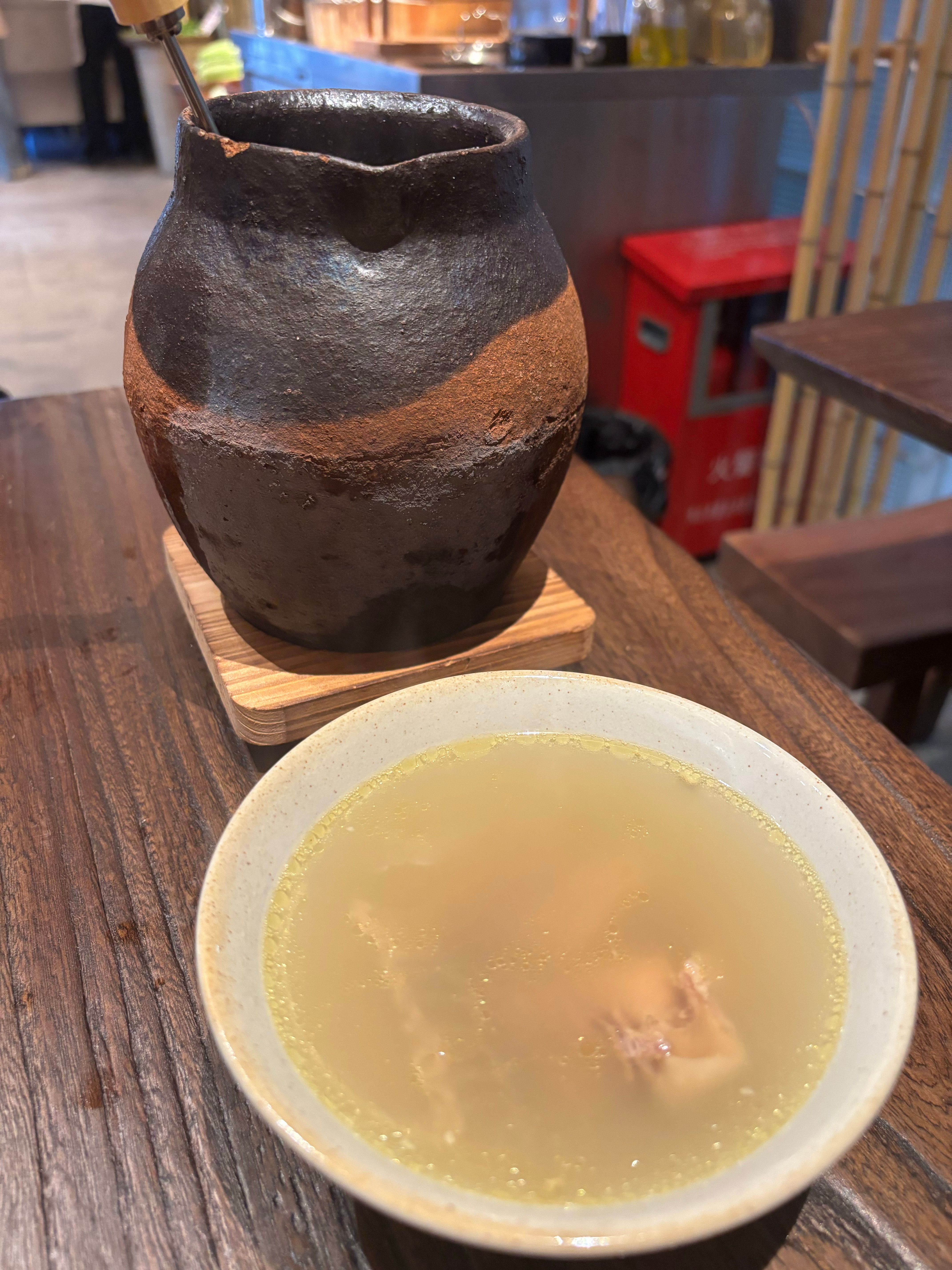见识到了真正的湖南菜，太恐怖了香酥鸭可以说是辣椒炒一点鸭，太辣了！​