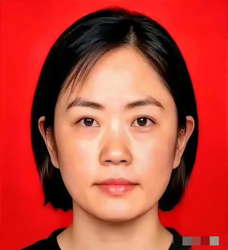 一个手握大校军衔、拥有高级工程师职称的退役空军女军官，刚在重庆渝北区拿到安置房的
