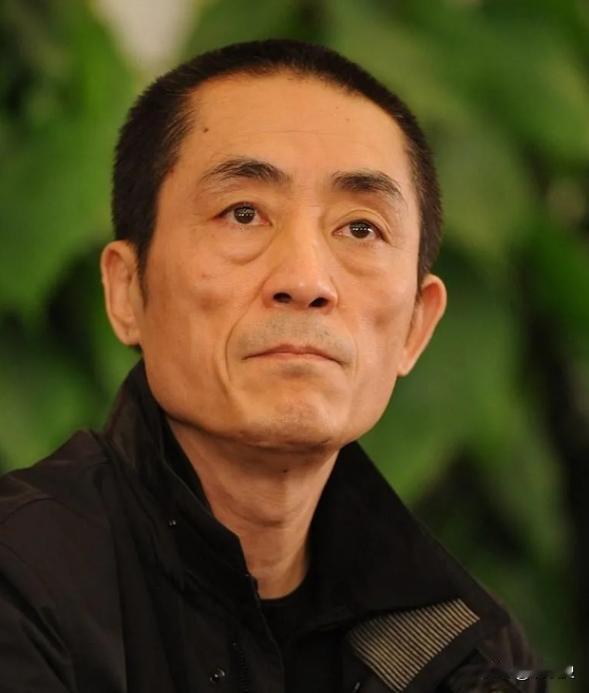 2008年奥运会开幕式上，姚明高举红旗走在人群正前方。突然，张艺谋脸色大变，冲着