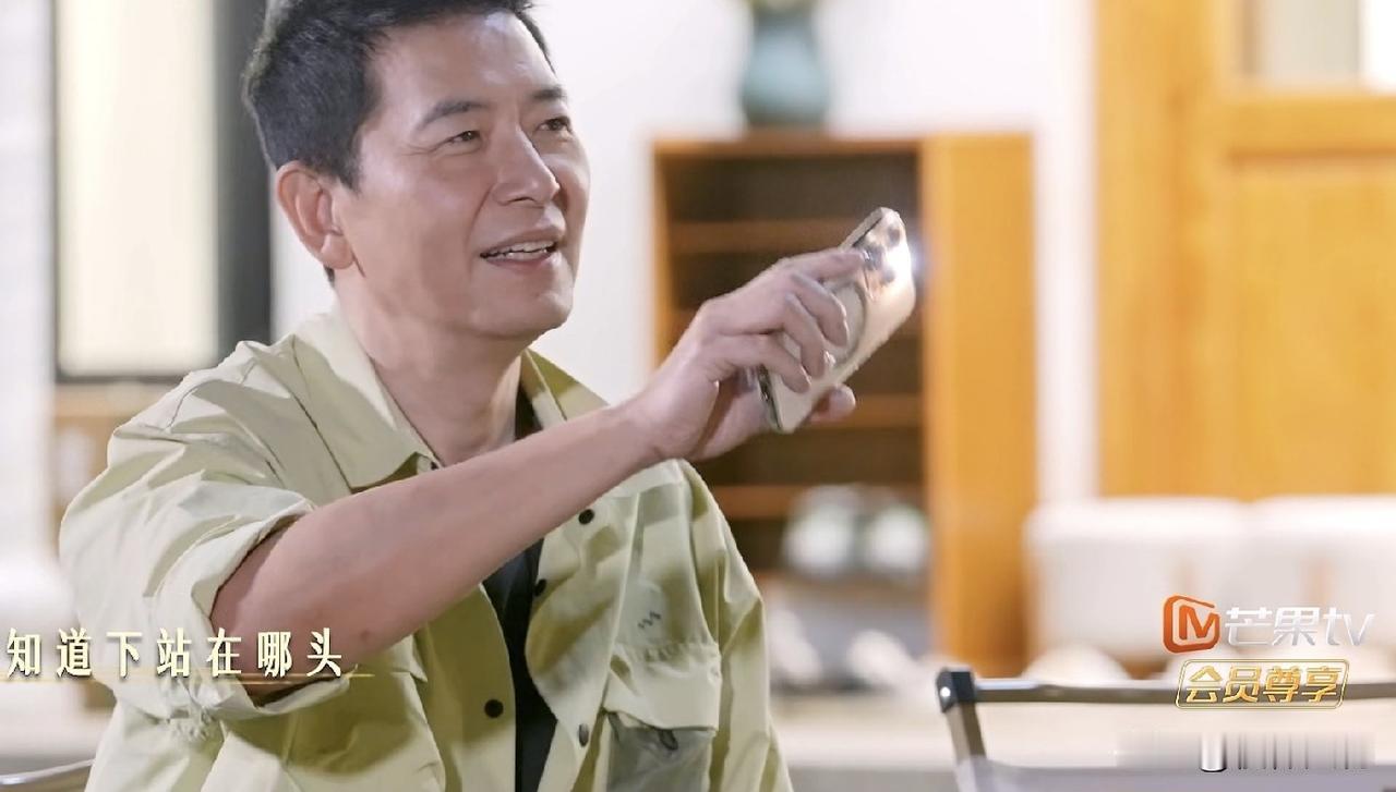 骗了我们整整20年！神曲《东北人都是活雷锋》和声里，居然有戴军、何炅的声音。戴