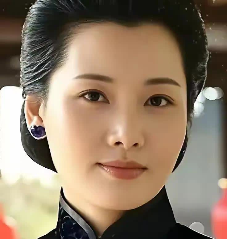 她比朱琳还美，身材，气质，美貌，演技，都超过朱琳她美了一辈子，年轻时高颜值，