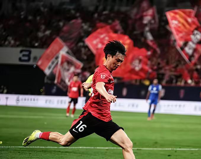 国足集训再升帐，伊万科维奇为保帅位选良将！本土射手王，18岁小将（王钰栋）占据