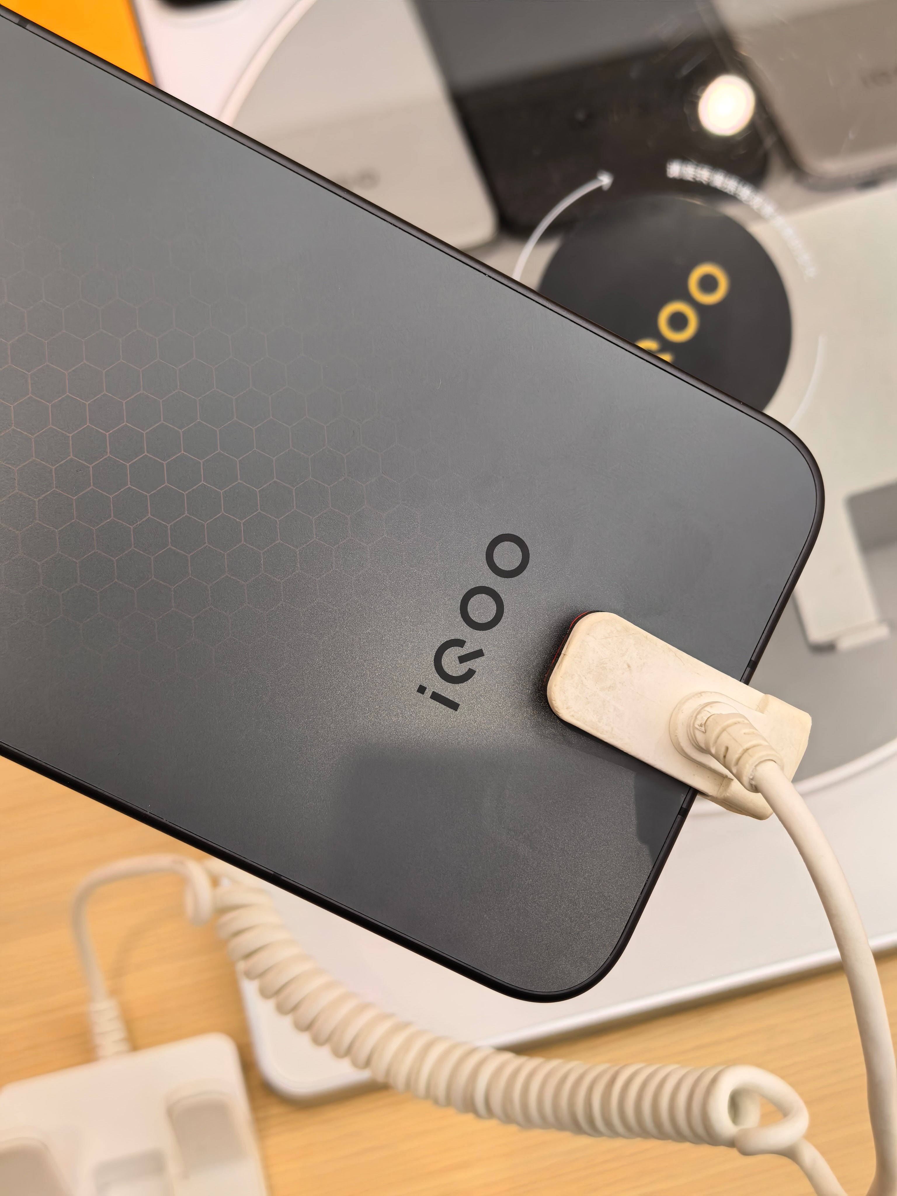 子弹兄来了皇庭广场的vivo授权体验店，终于上手摸到了我心心念念很久的iQOO