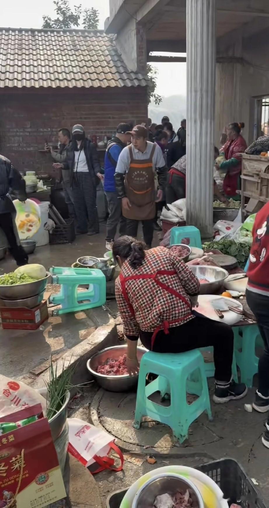 两头猪引发的饕餮盛宴，呆呆家彻底火了，多少人驱车千里就为了这场相逢，难道大