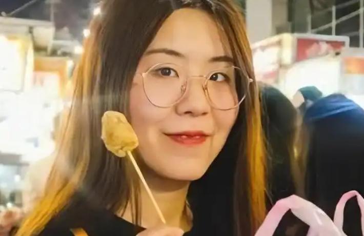 她大概是全地球最“恨”马云的女人。当年在支付宝抽中一个亿，一高兴，立马开始环游世