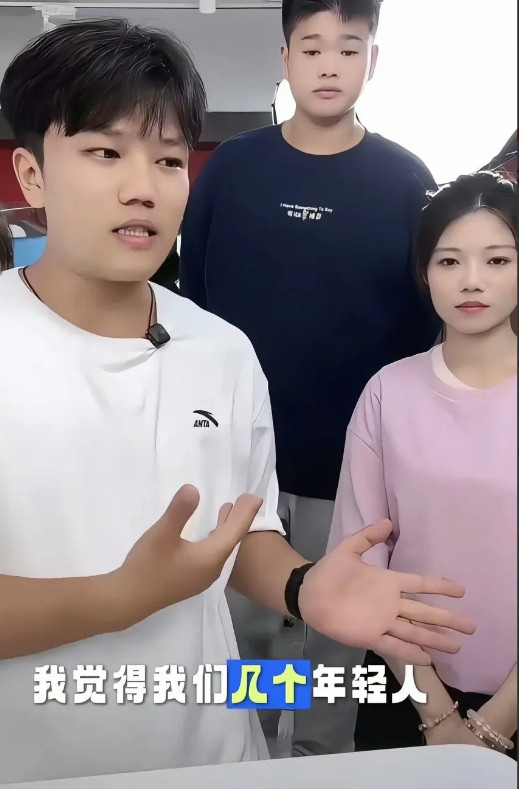 解清帅昨天在直播间里解释说：我们在做的时候不仅要做好自己，我觉得我们几个年轻人，