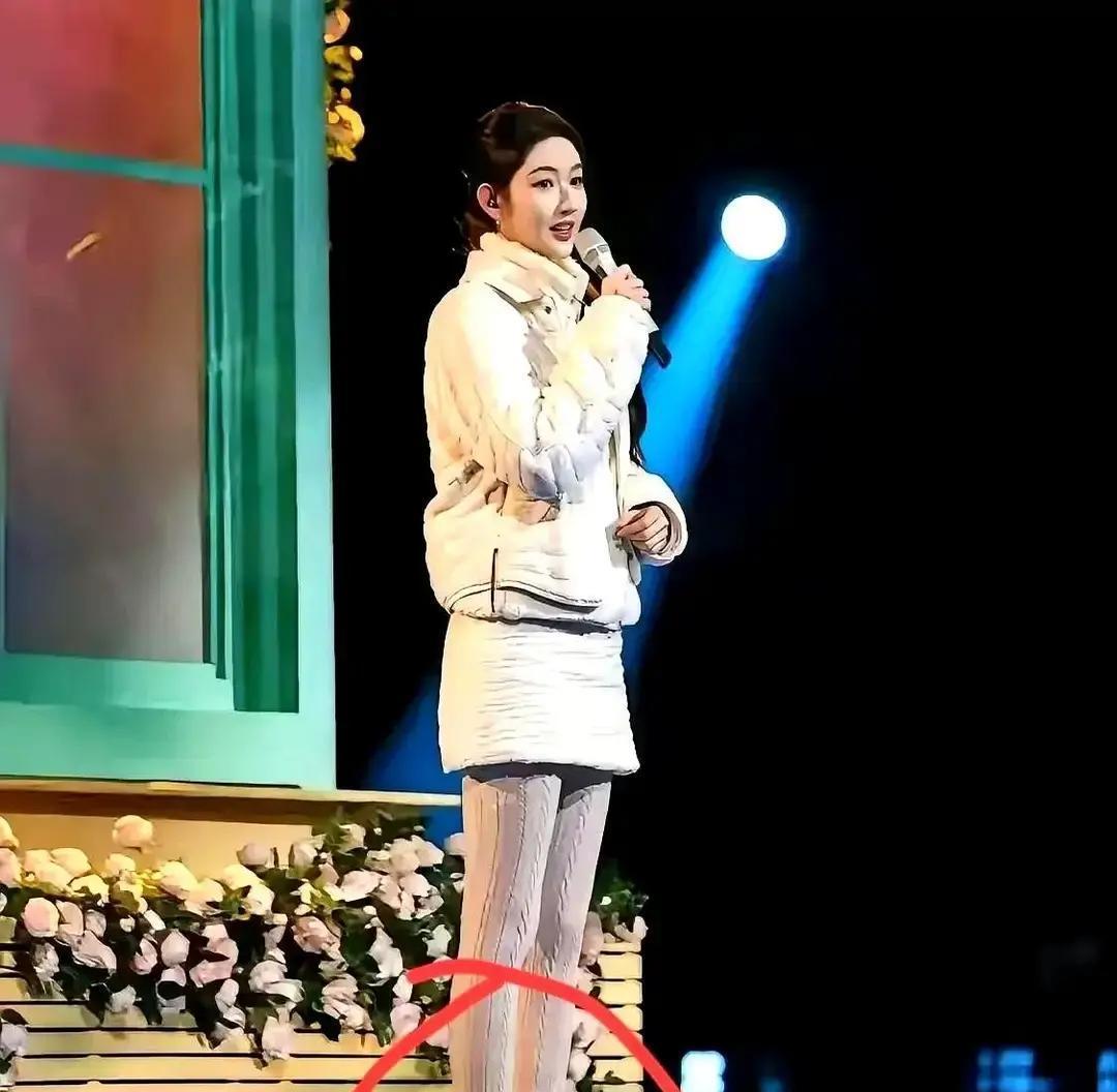 央视镜头下，王玉雯那双10厘米的“轮胎鞋”，让1.2亿人陷入了沉默。这不是普通