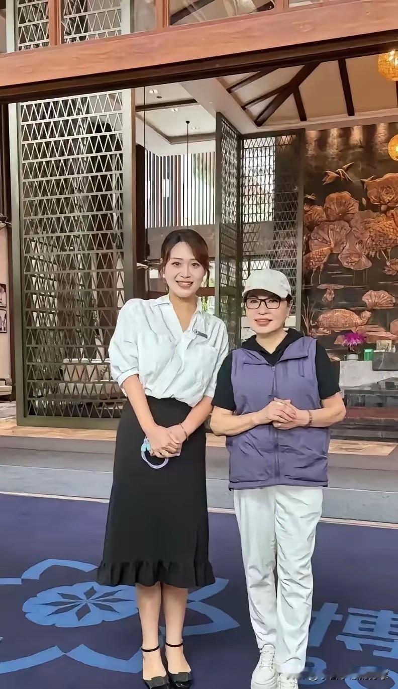 退休之后的央视主持人李瑞英气质大方，看起来比好多女主持人有魅力。很多人喜欢她