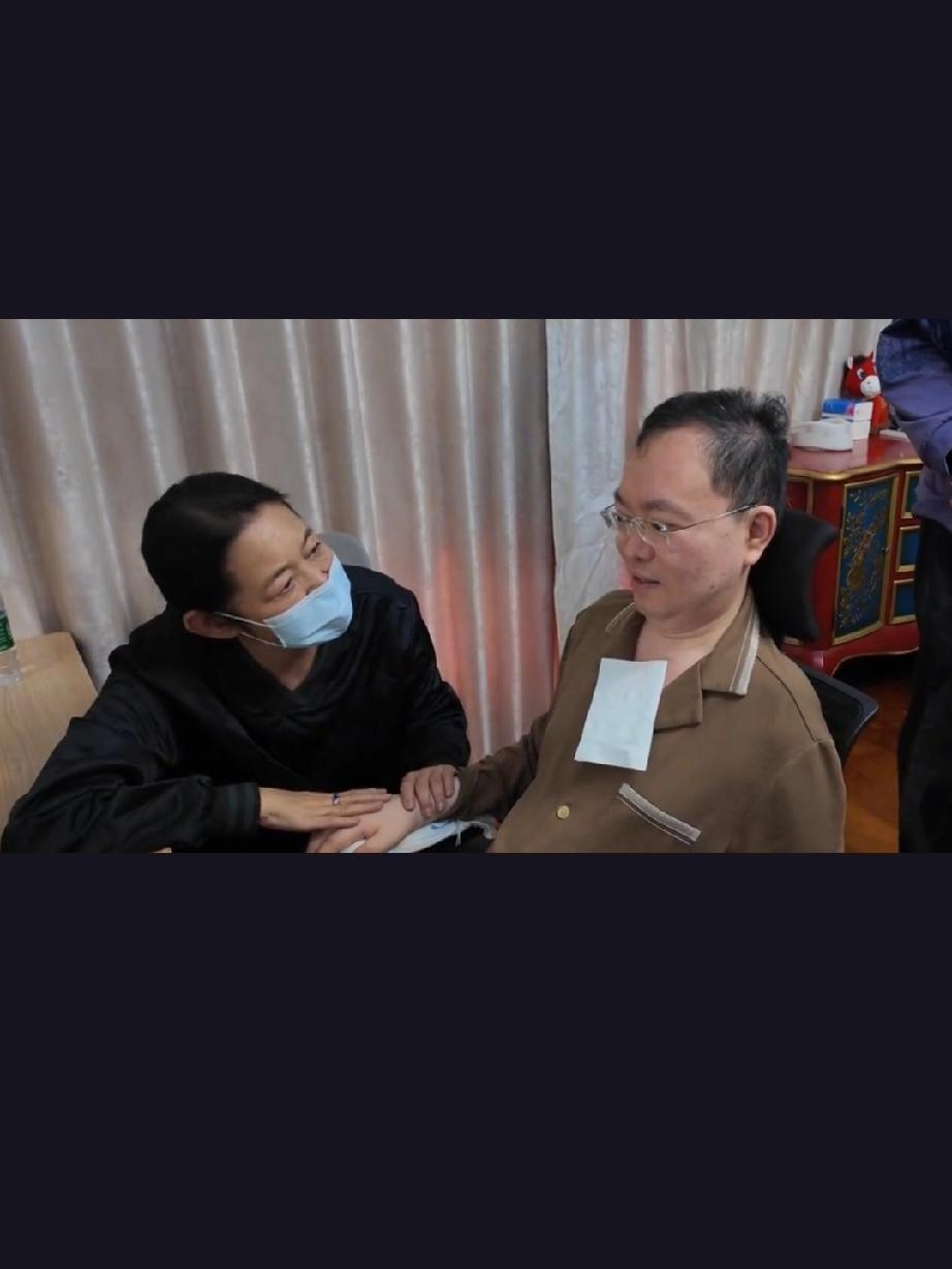 破防了！倪萍探病蔡磊，这一抱看哭多少人家人们谁懂啊，最近刷到倪萍去看蔡磊的