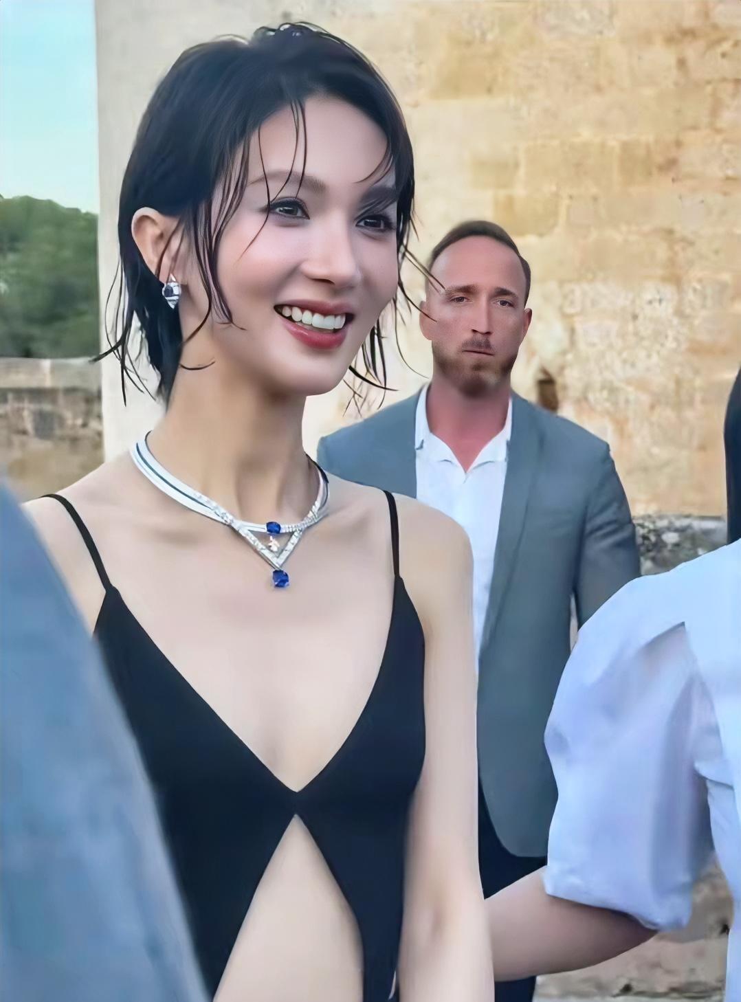 金晨，171cm，美不美呢？但总觉得哪里怪怪的，你们看看是不是呢？
