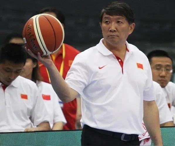 我搞不懂宫鲁鸣为什么要说这话？知道他说什么吗？他在赛后发布会上，面对记者