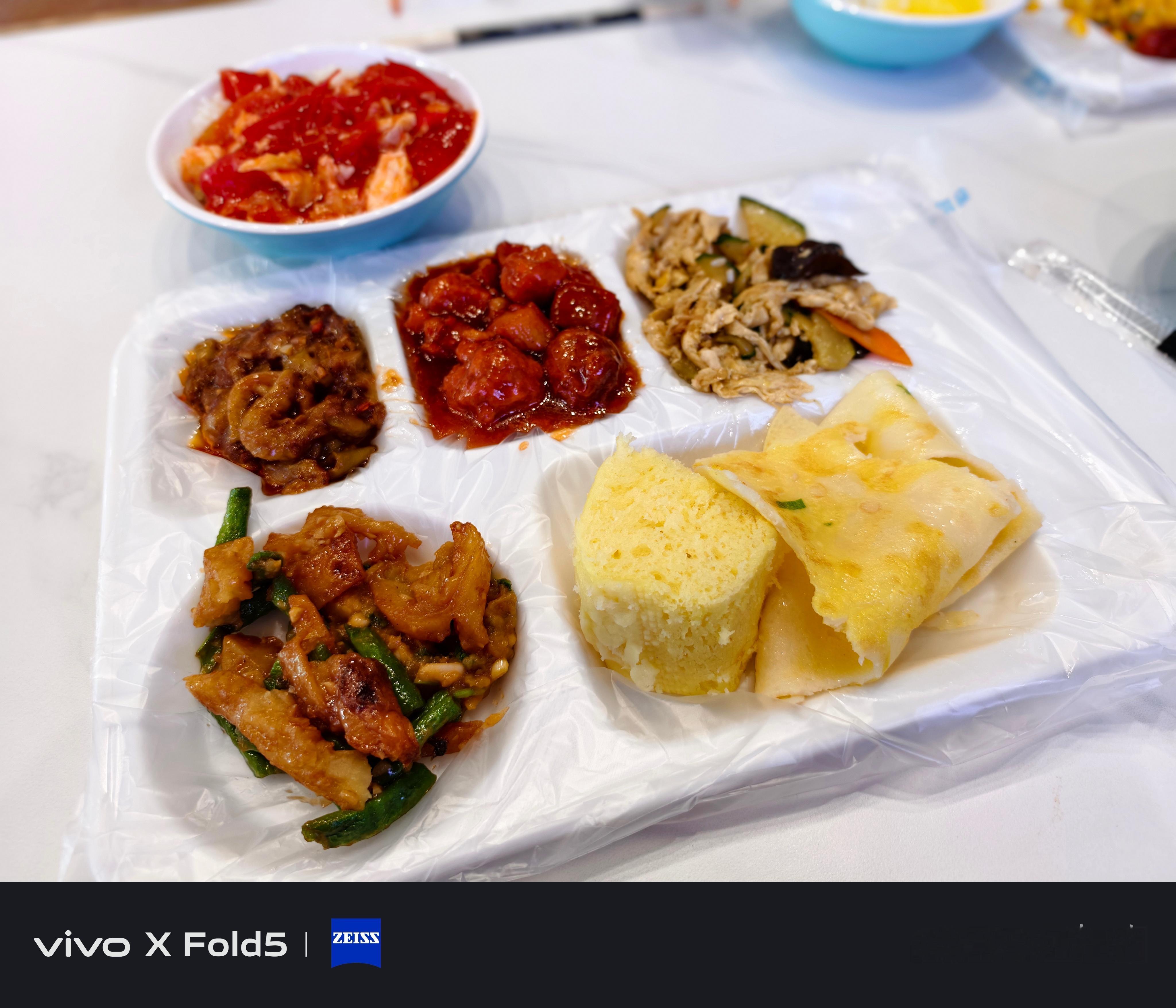 高速堵车赶不上去沈阳吃饭了，临时下高速在阜新吃了个自助餐，大人20小孩10块可劲