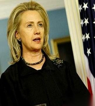 特朗普正陷入从政以来最狼狈的“围猎时刻”，而亲手把汽油浇上去的，正是他的头号死仇