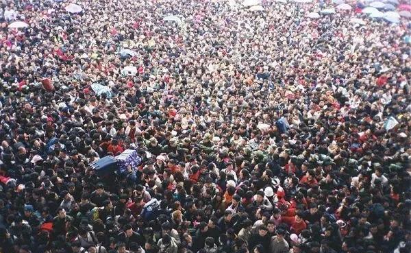 不少人对于今天的生活非常不满意，但你可能忽略了养活14亿人是什么概念。让十几亿张