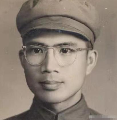1951年，志愿军一名15岁的新战士在清理火炮时，突然来了兴致，朝着对面阵地上的