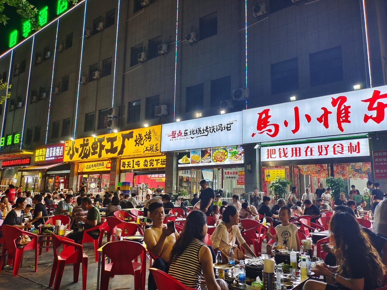 朋友有街边门店100平，又在餐饮一条街，近年租客更迭频繁，租金也一降再降，房主租