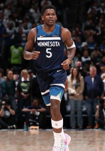 森林狼当家球星华子真是敢说啊！ 爱德华兹直接对着维京人队的杰斐逊放话，说只要