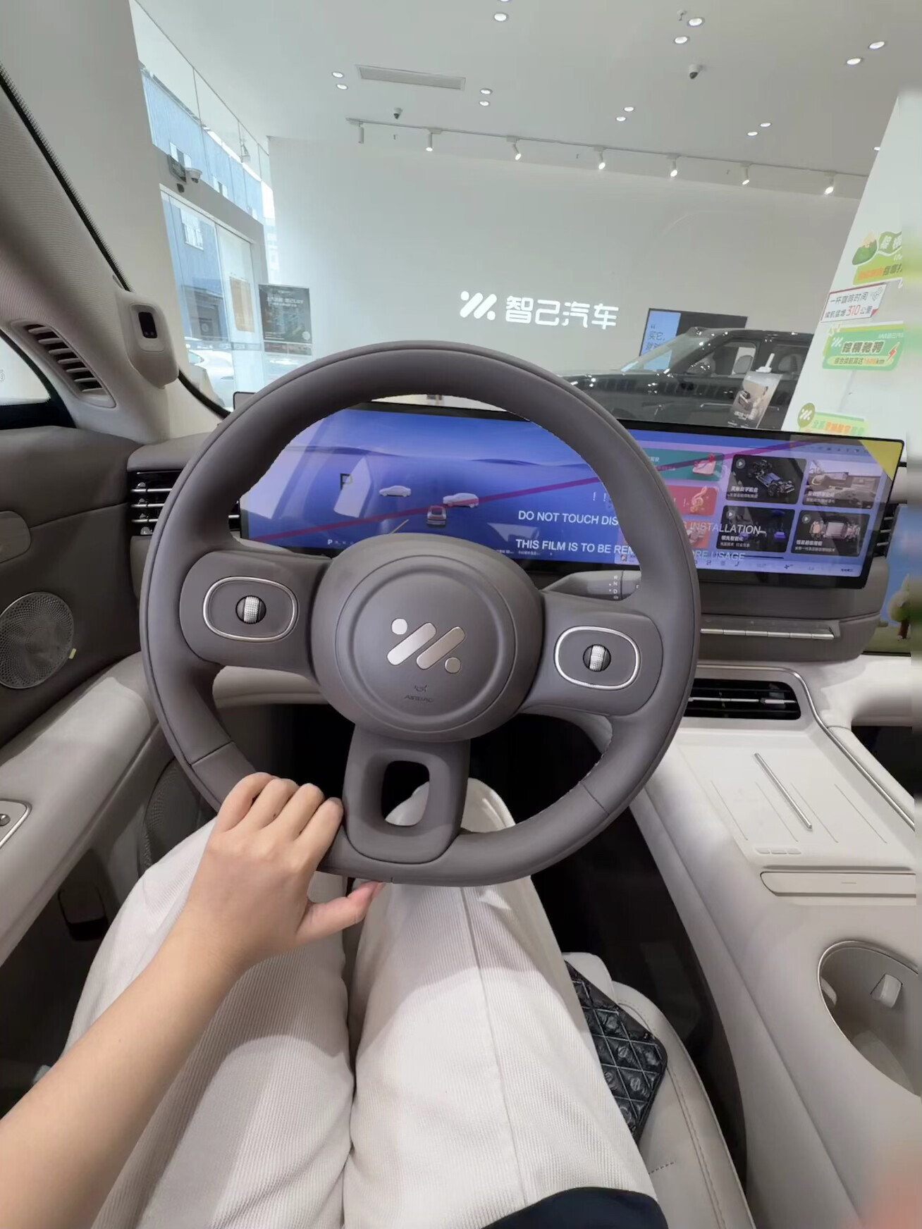 这次深度试了新款智己LS6，整体感受确实超出预想，是那种既能舒舒服服家用，又比较好开的纯电SUV。外