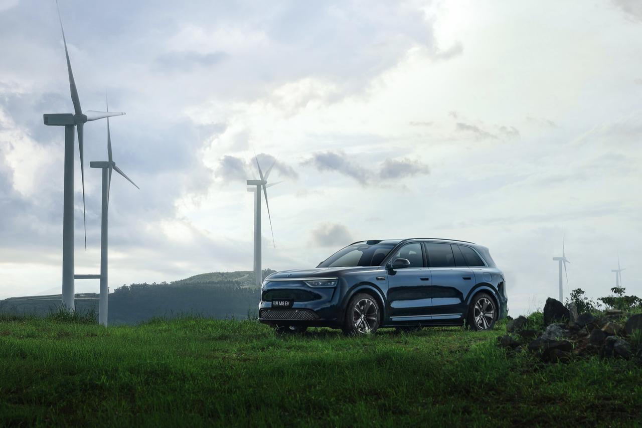 全家出行的移动堡垒，问界M8给足安心底气作为家庭用车，安全永远是底线。问界M8