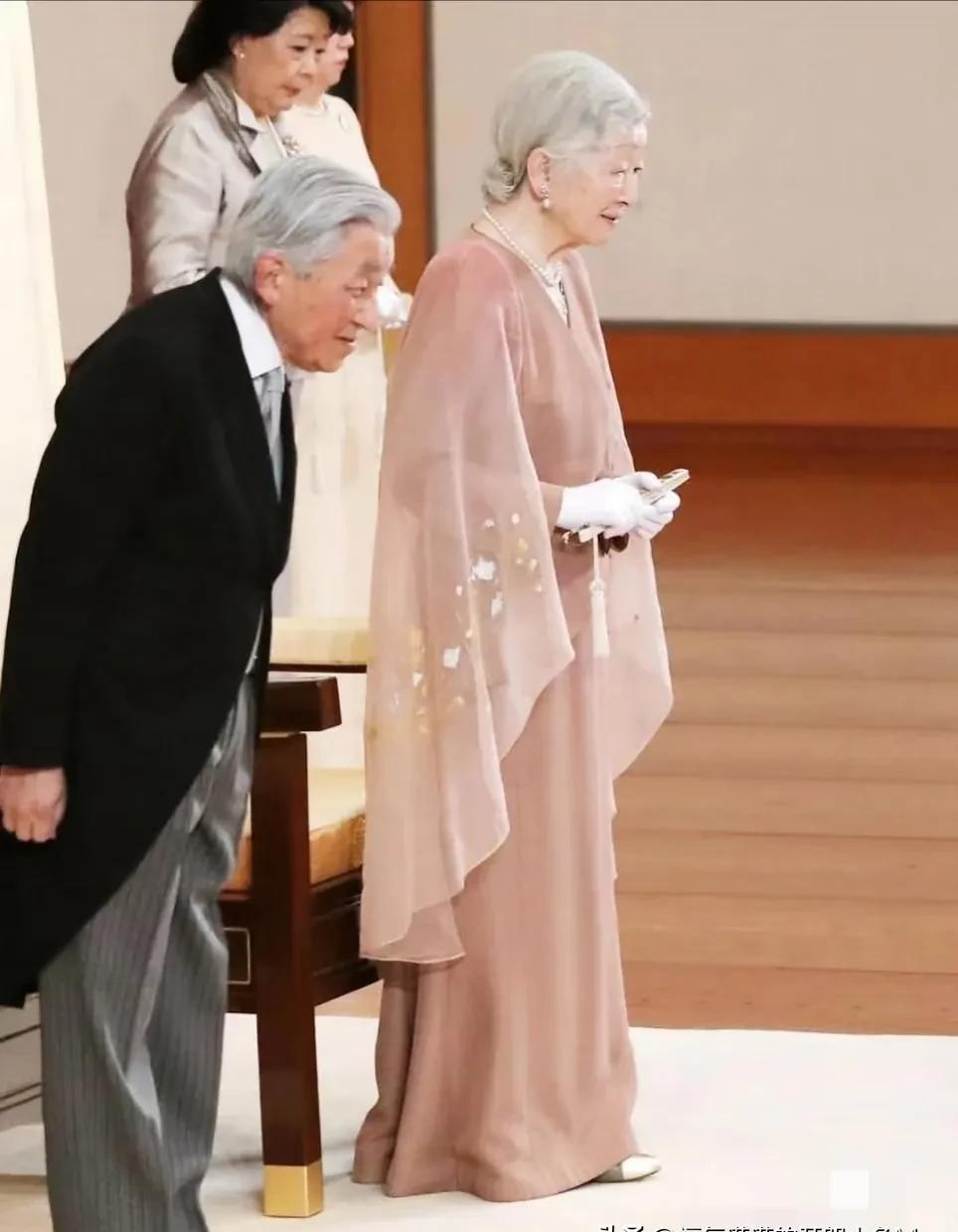 美智子穿貂皮披肩去开记者会，雅子穿同款大衣第五次出席活动——不是她不爱美，是宫内