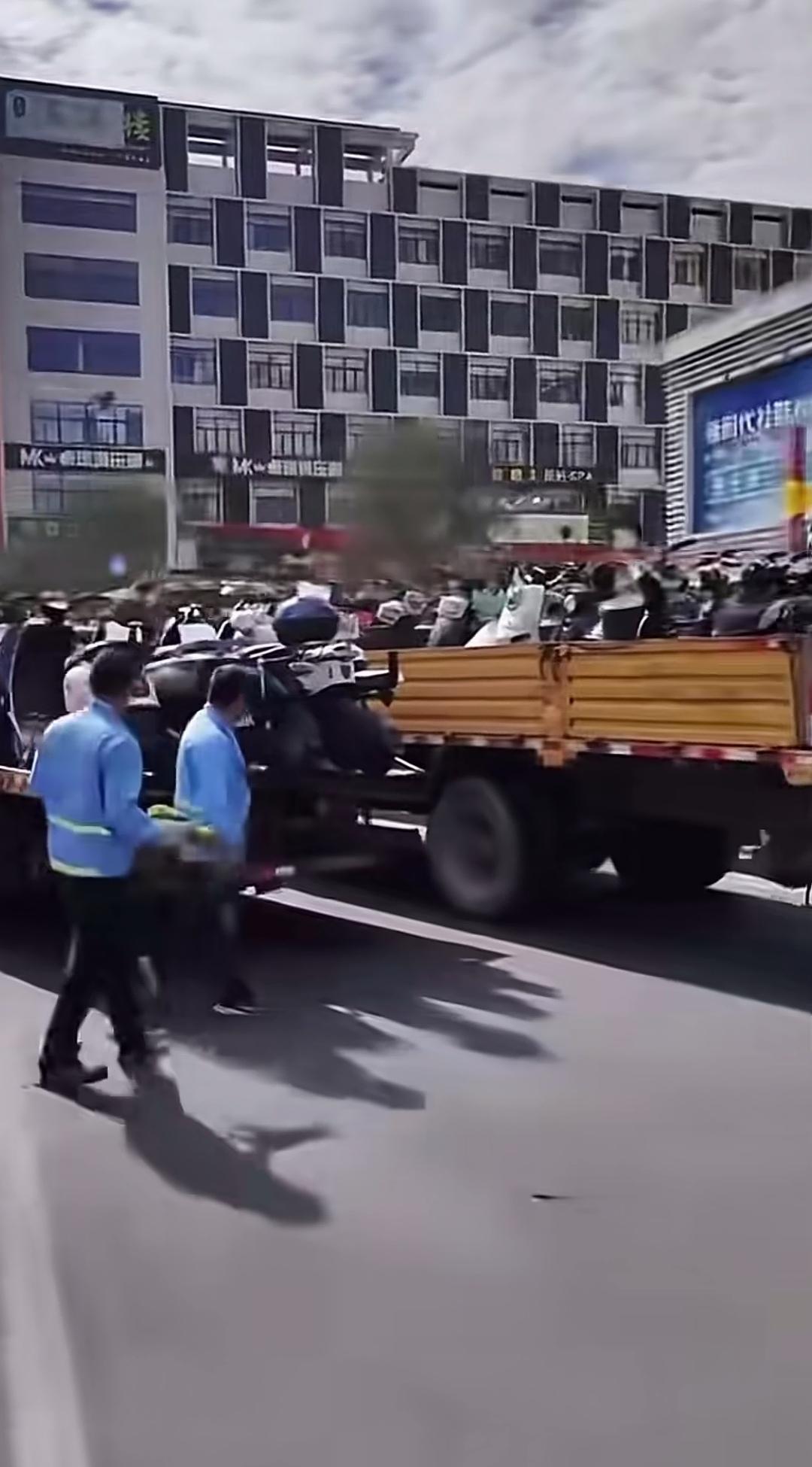 这么多电动车被装上车，这是怎么回事？是在给电动车挪位置，还是这些电动车是被查扣来