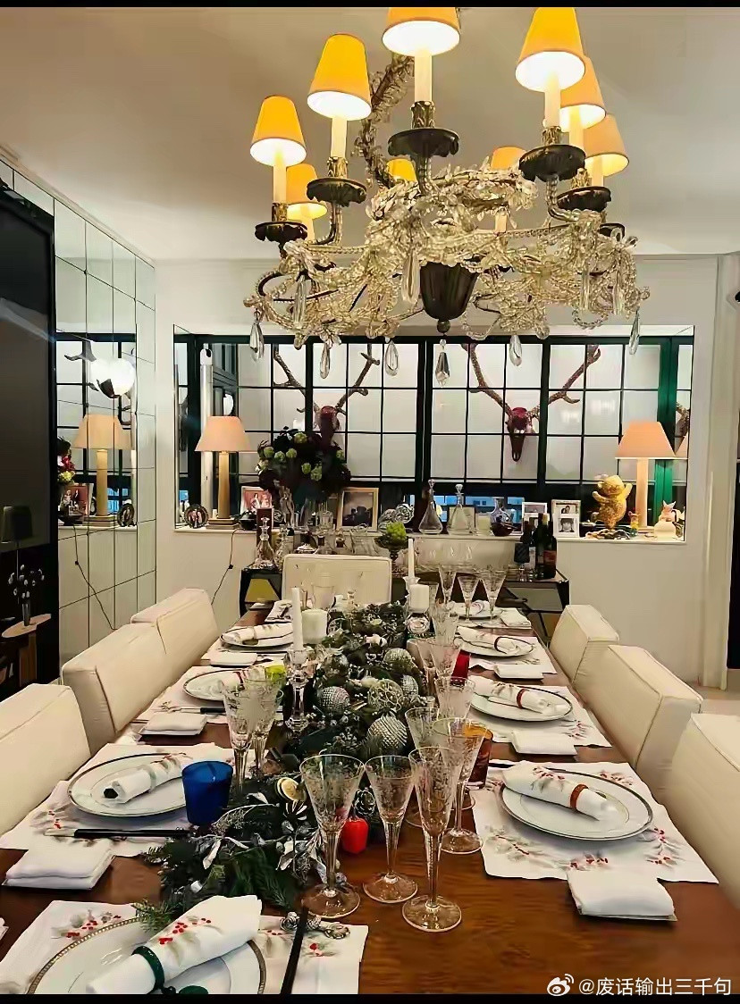 看章泽天去刘嘉玲家里做节目，本来还吐槽下刘嘉玲这房子装修太俗了，大红大绿的，看着