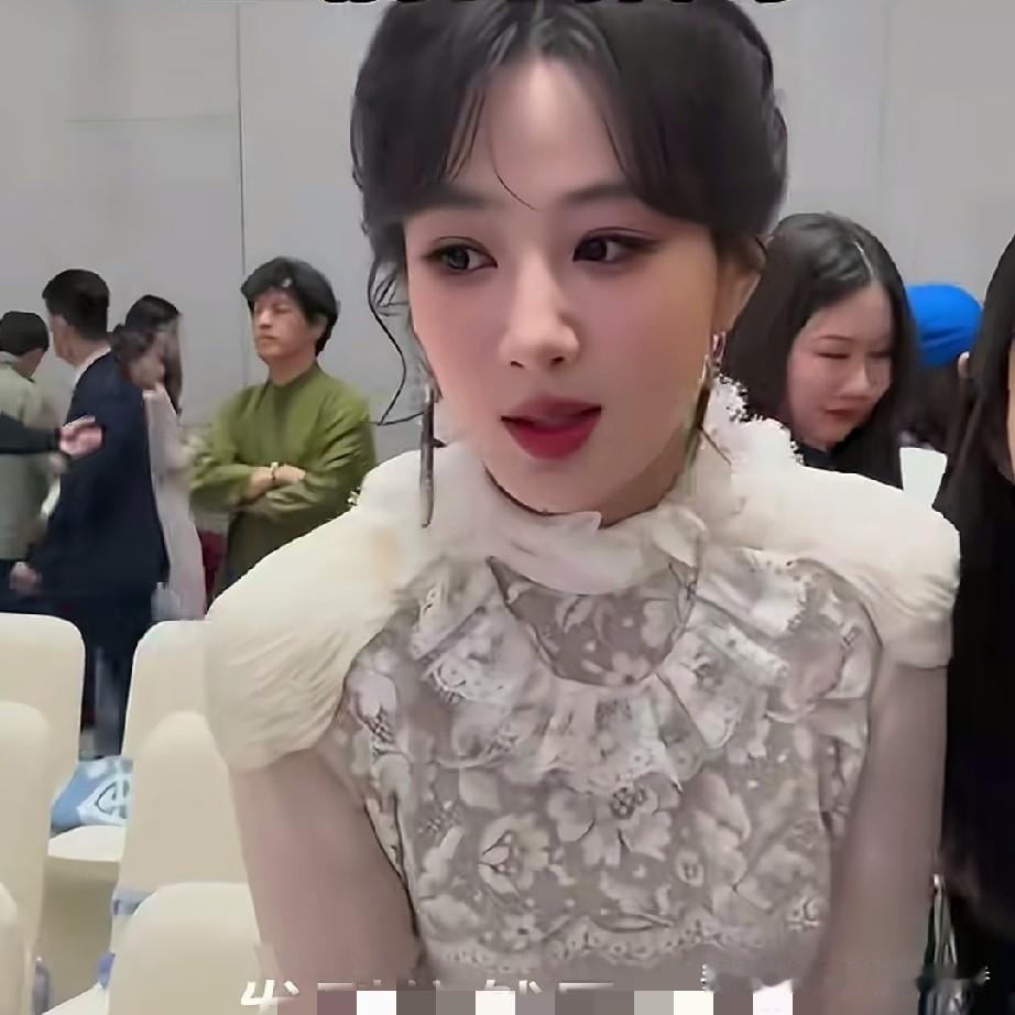 杨紫在参加活动中远远的看见了蒋欣，赶忙提着裙子走过去打招呼，蒋欣也忙着站起来回应
