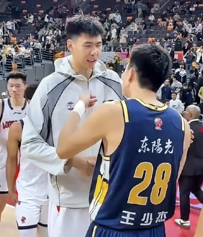 中场休息时，徐昕一瘸一拐走向王少杰，开口第一句不是道歉，是抱怨：“我膝盖顶不住了