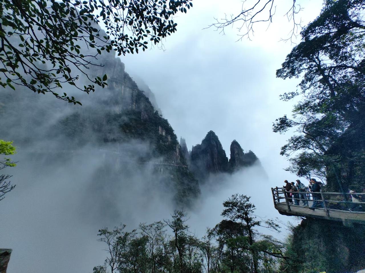 竹影清风摇月色，你来接下联我对的下联是，松涛溪水映星辉。