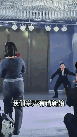 真心佩服这样的人！思维敏捷，大脑灵活，语言表达能力超强，本来有点尴尬的场景，就这