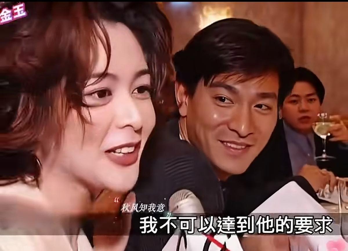 2022金像奖，他俩往台上一站，岁月忽然失效了。不是颁奖，是还魂。刘德华侧身