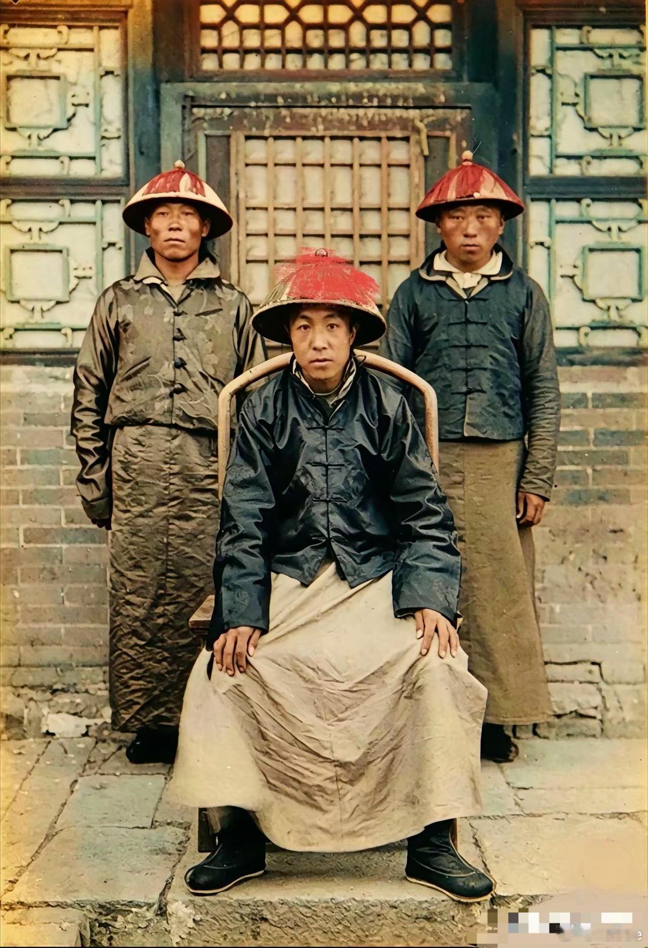 1900年庚子国变，大清官员与联军士兵，看起来就像两个世纪的人。
