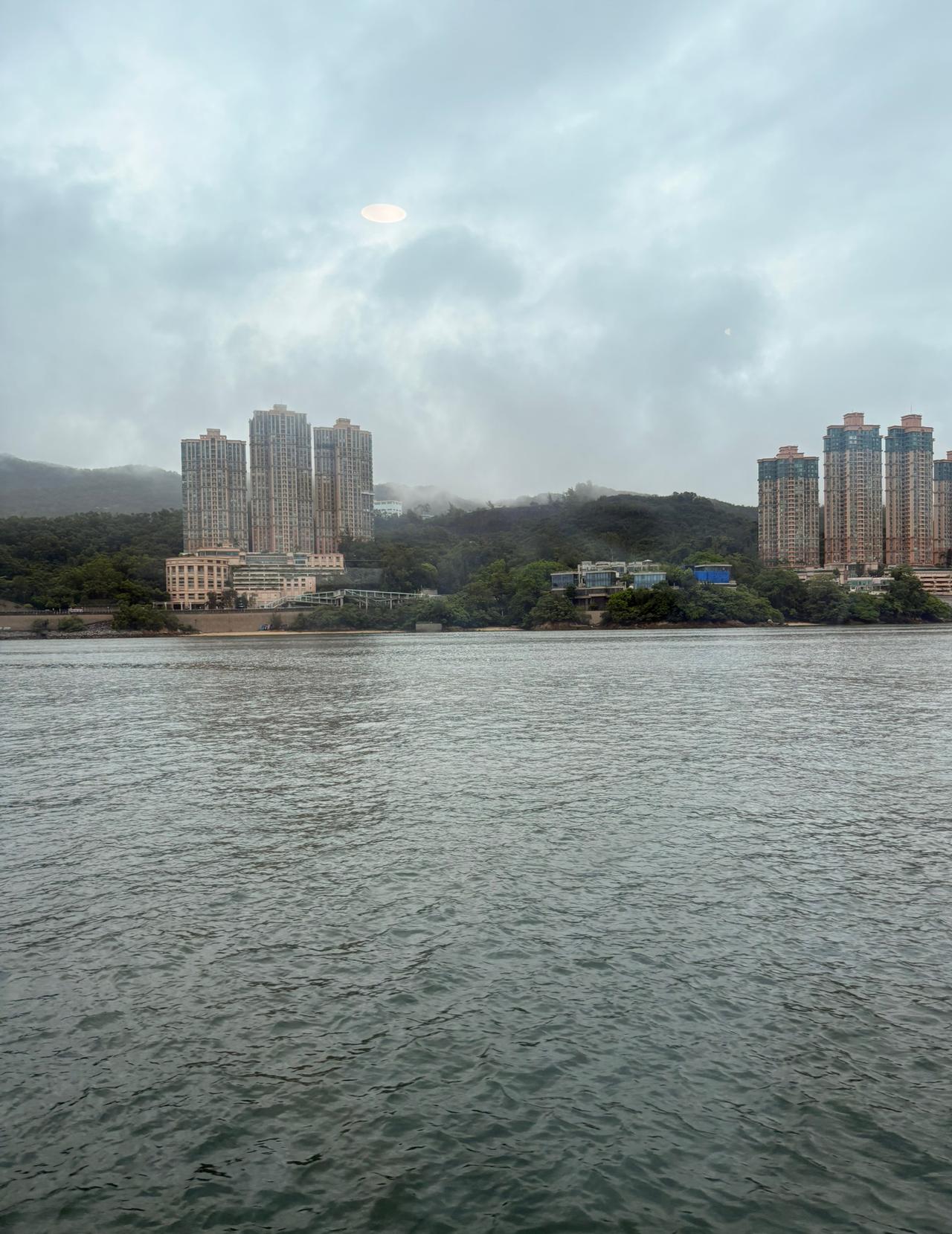 今天坐船的时候看到香港海边的房子，这才是真正的海景房啊而且后面都是山，也可