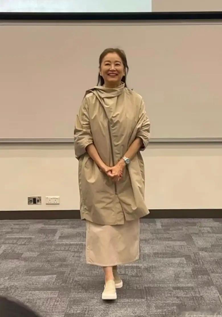 72岁林青霞现身香港中文大学参加讲座活动，她的状态看起来非常好，整个人元气满满，