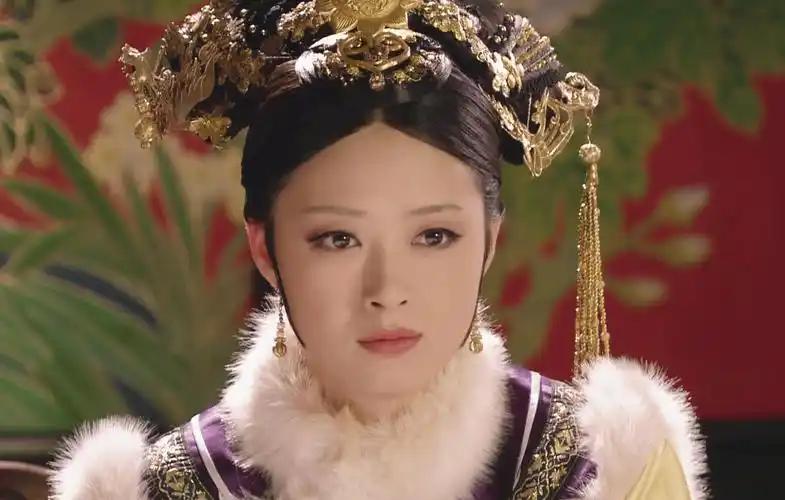 金星问演员蒋欣：“华妃那个角色是怎么到你手里的？”蒋欣尴尬一笑，说：“其实，