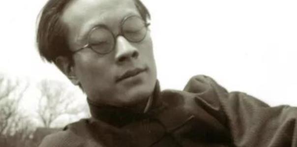 1955年，陆小曼回到家听到一阵女人的叫声，她贴着门缝往里看，一丝不挂的翁端午正