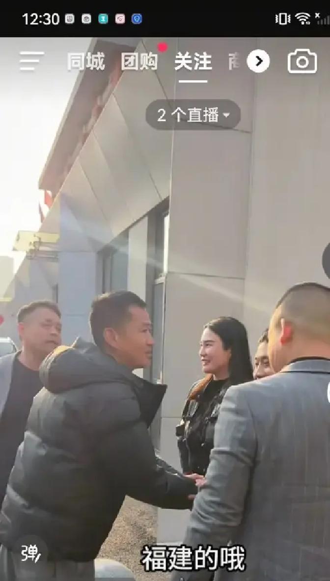 你看过最魔幻的“塌房”是什么？不是翻车，不是丑闻，是一个战争剧硬汉，脱下戏服，