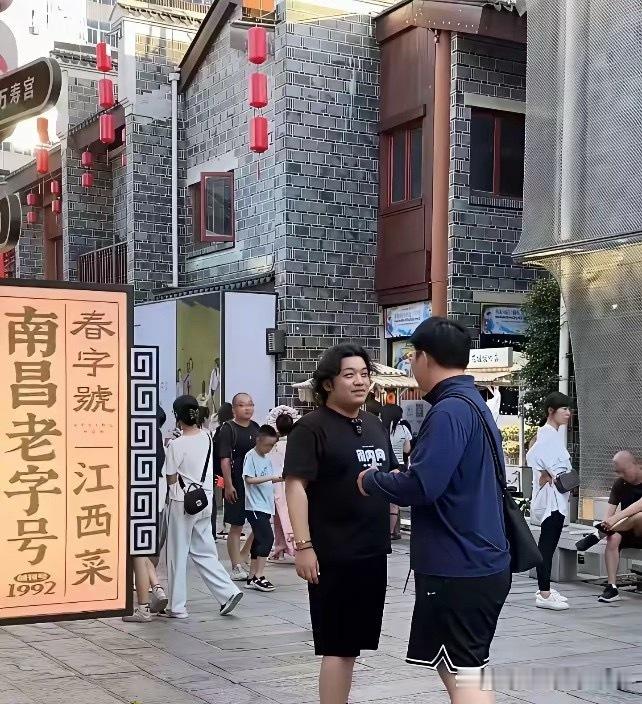 不得不说，真是一胖毁所有，他以前长的很可爱的！